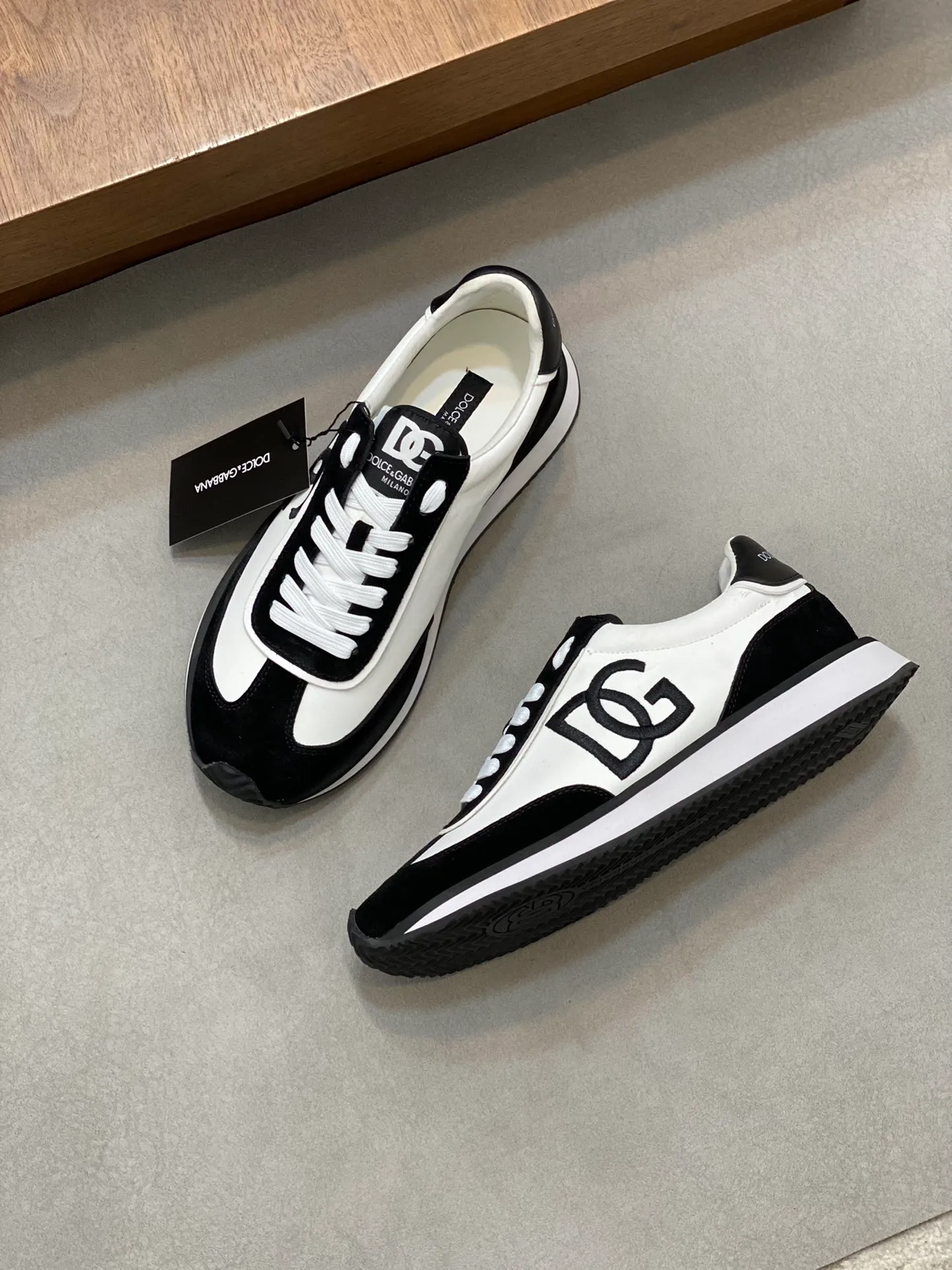 Factory price: 458💰••New products••Dolce&Gabbana••DG✔️High-end men's sports•casual shoes. Original goods from top counters. Original imported cowhide, multi-material splicing design ➕Imported cowhide lining, cowhide feet ➕Original T men's shoes 💰R elastic outsole.  Size: 39-44 (38, 45 customized)